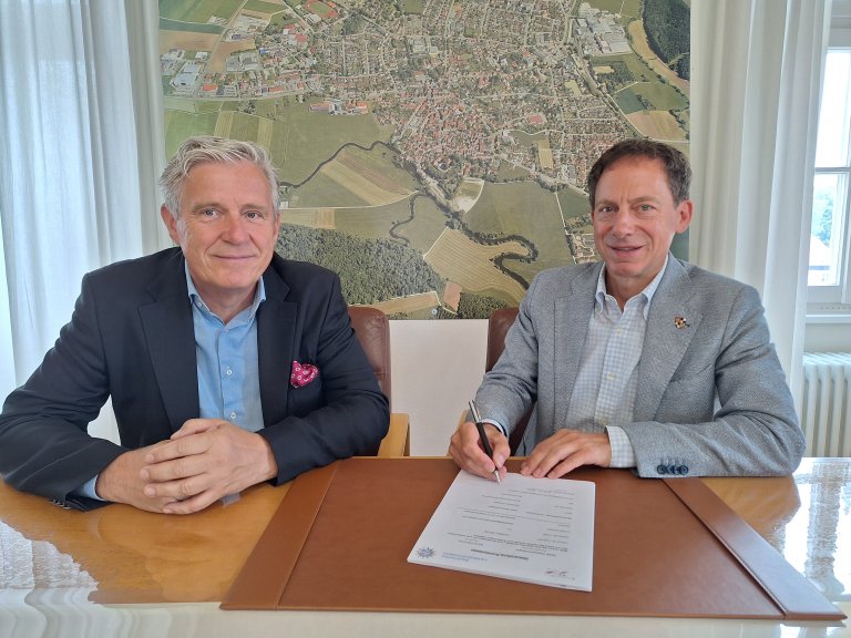 Bürgermeister Stefan Ultsch und Ulrich Wittfeld bei der Vertragsunterzeichnung